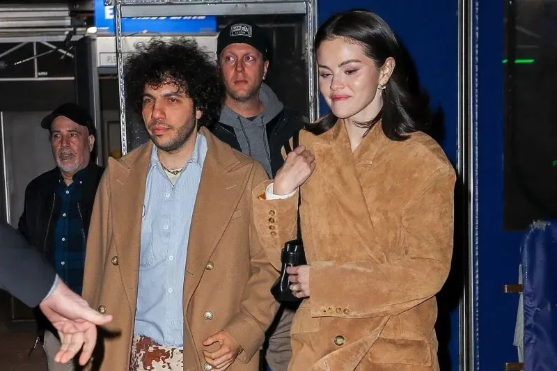 سيلينا غوميز وبيني بلانكو يرتديان معاطف بلون الجمل أثناء وصولهما لمباراة كرة سلة في نيويورك، مع لمسات فردية في أزيائهما.