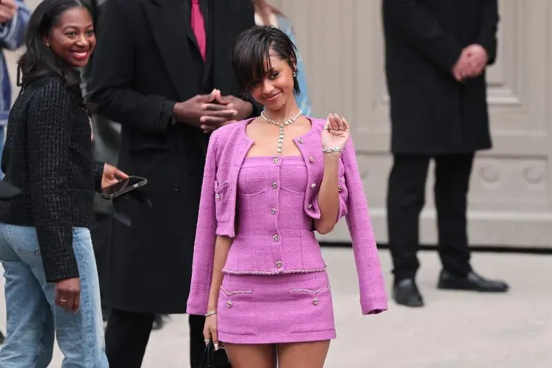 تيلا ترتدي بدلة شانيل باللون الفوشيا في أسبوع الموضة الباريسي، مع تنورة قصيرة وسترة مطابقة، وتظهر بإطلالة أنيقة وممتعة.