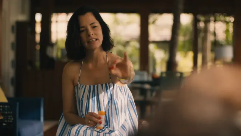 فيكتوريا راتليف، في مشهد من مسلسل "اللوتس الأبيض"، تناقش مع أطفالها عن اللورازيبام وتظهر زجاجة الدواء، مما يبرز قلقها بشأنه.