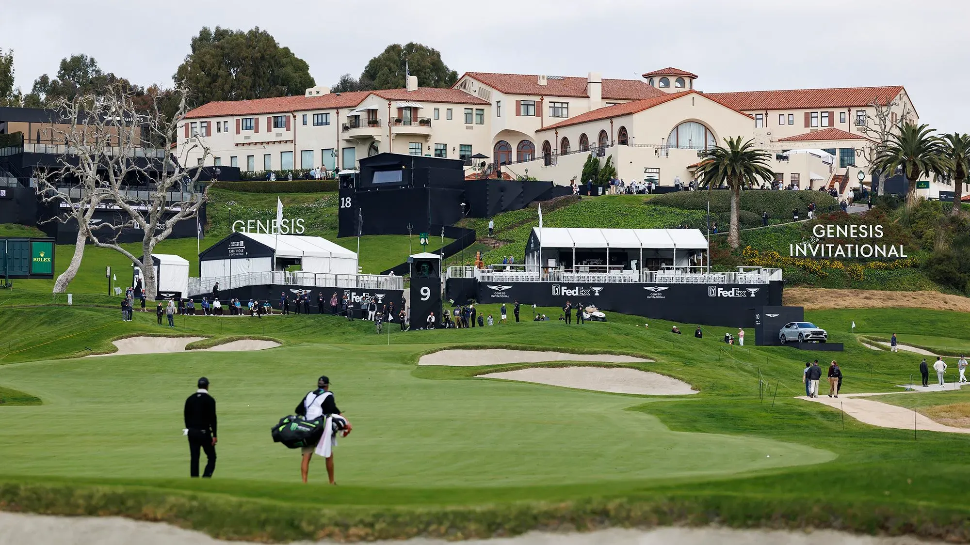 ملعب الجولف في نادي ريفيرا خلال بطولة "جينيسيس"، يظهر لاعبان يتجهان نحو الحفرة التاسعة وسط أجواء تنافسية.