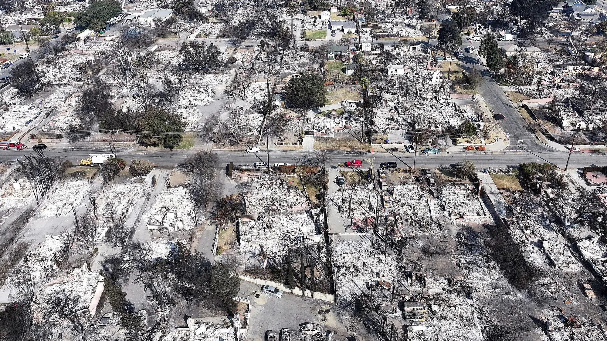 مشهد جوي لمنطقة ألتادينا بعد حريق إيتون، يظهر الدمار الواسع للمباني والأشجار المحترقة، مع آثار الدمار الواضحة على البنية التحتية.