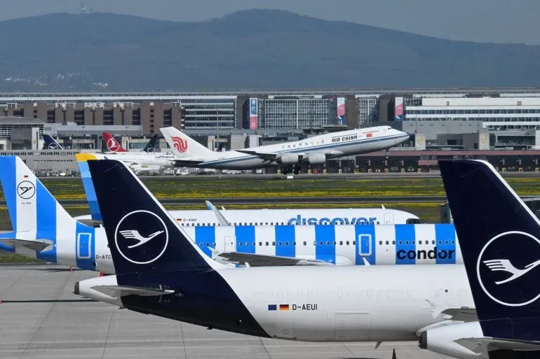 إلغاء مجموعة Lufthansa 20,000 رحلة قصيرة المدى بسبب أزمة وقود الطائرات، مع التركيز على المطارات الرئيسية في فرانكفورت وميونيخ.