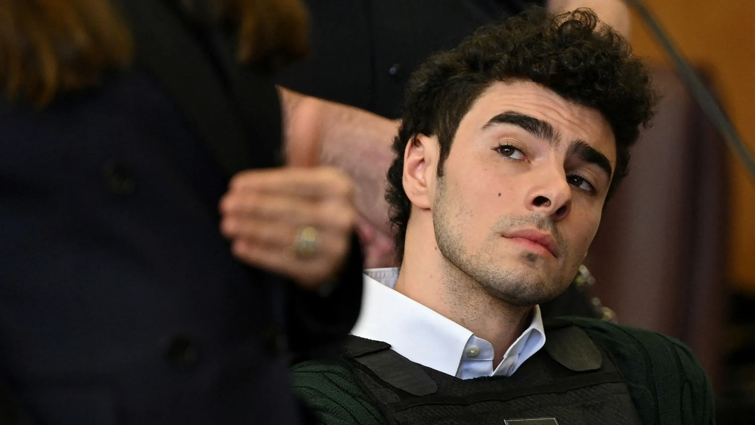 محامي لويجي مانجيوني، المتهم بقتل رئيس شركة يونايتد للرعاية الصحية، يسعون لمنع عقوبة الإعدام، معتبرينها حيلة سياسية.