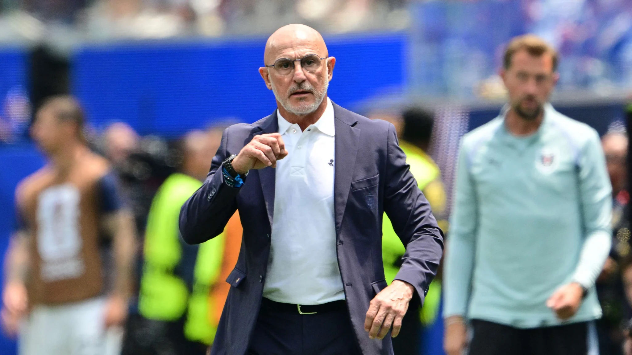 المدرب دي لا فوينتي يظهر بحزم خلال مباراة إسبانيا في كأس العالم، مع تركيز على النضج التكتيكي والانتصار ضد النمسا.