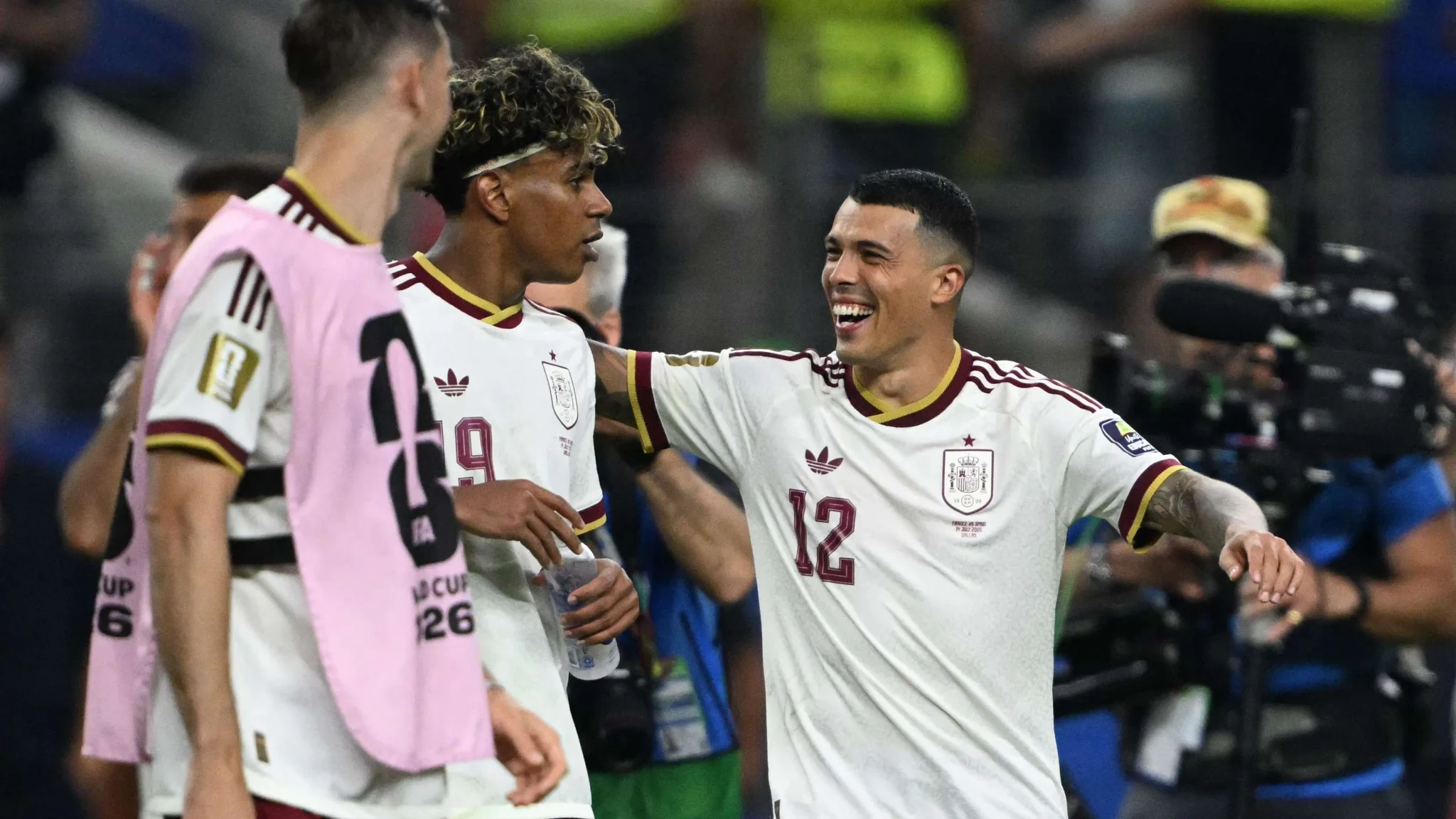 لاعبو منتخب إسبانيا يحتفلون بفوزهم على فرنسا في نصف نهائي كأس العالم، مع التركيز على روح الفريق والتفاؤل بالنهائي.