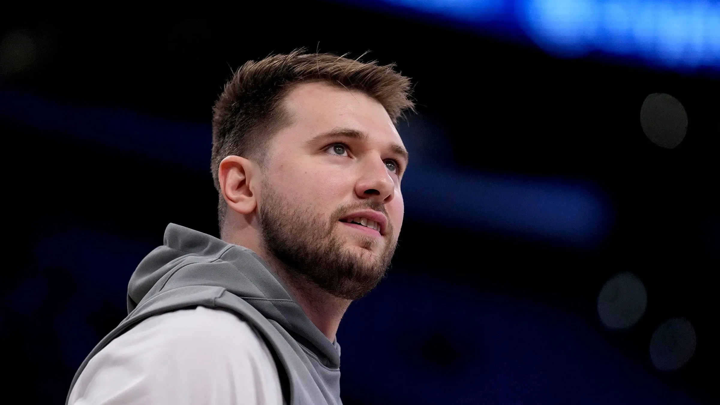 لوكا دونشيتش يتحدث أثناء التمرين، مع التركيز على تعبيره الجاد ودعمه لترميم جدارية كوبي وجيجي براينت في لوس أنجلوس.