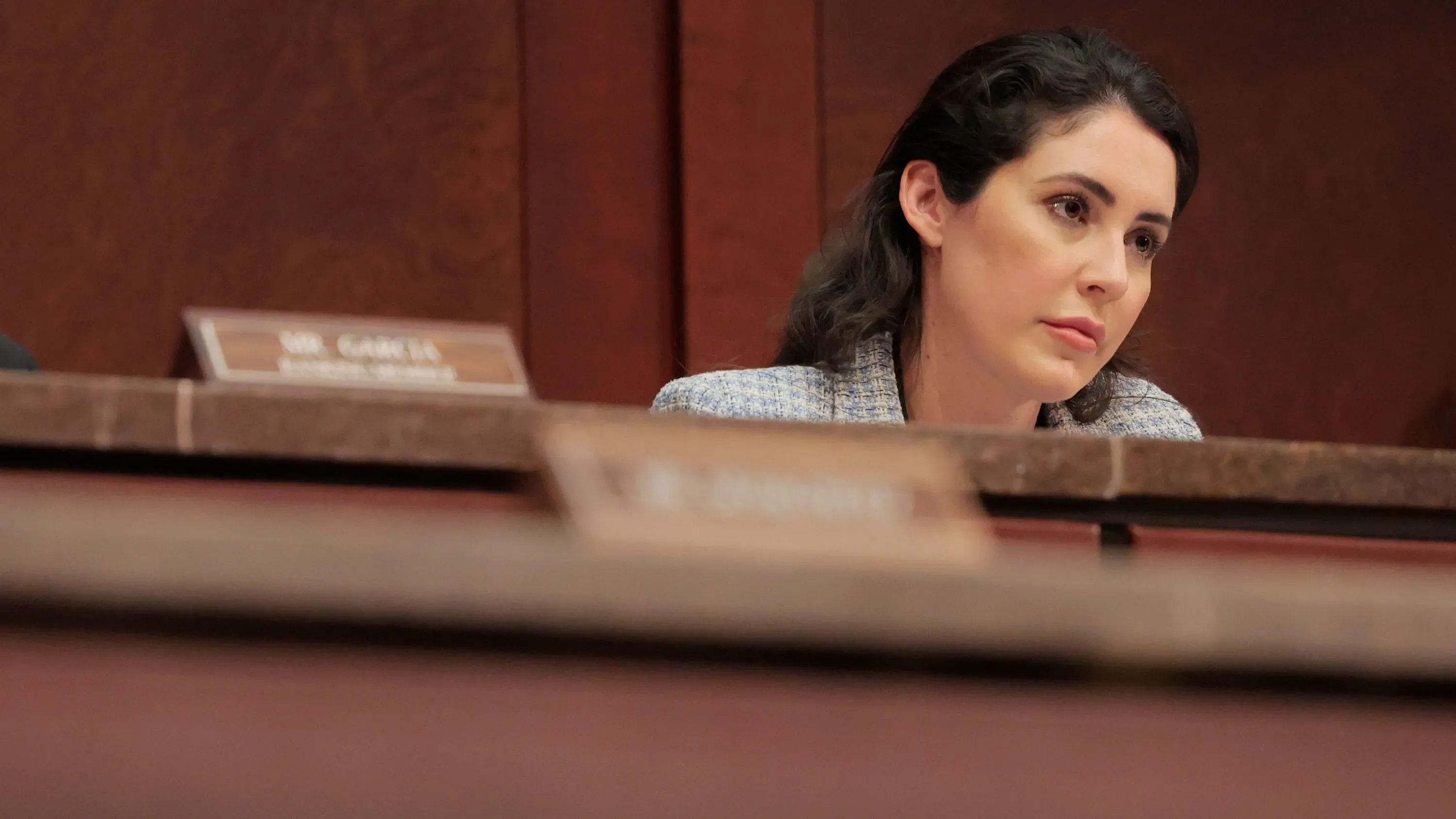 النائبة آنا باولينا لونا تستمع خلال جلسة مجلس النواب، حيث يناقش الأعضاء إمكانية التصويت بالوكالة للآباء الجدد.