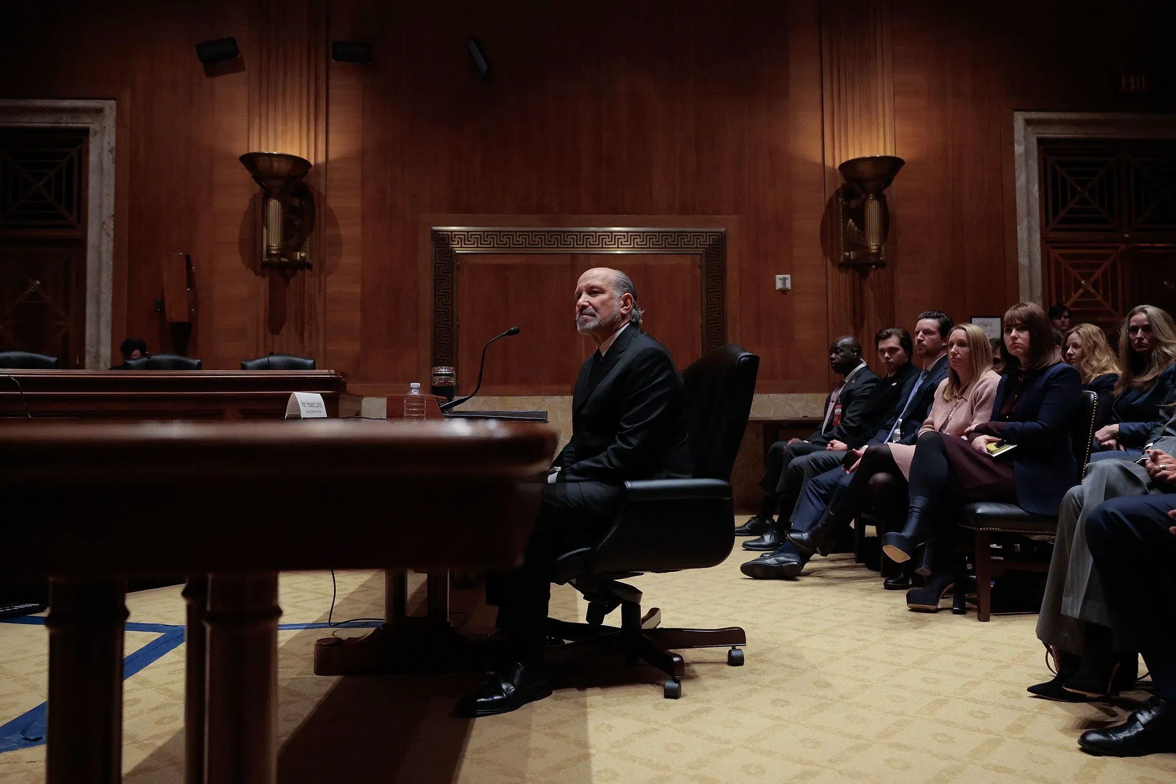 وزير التجارة هوارد لوتنيك يجلس أمام لجنة في الكونغرس، حيث يناقش علاقته بجيفري إبشتاين وتداعياتها على مصداقيته.