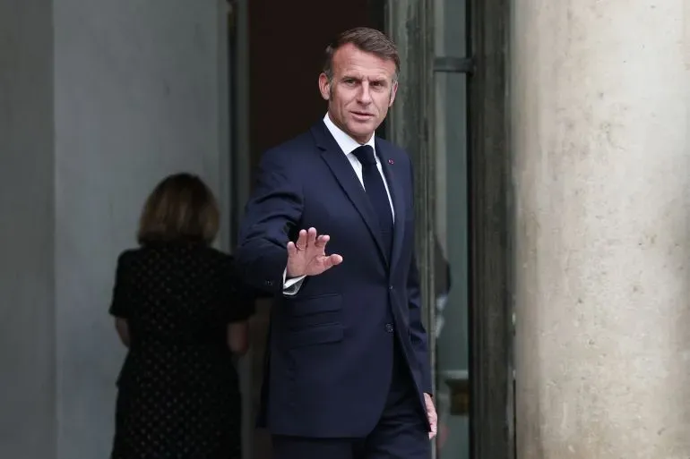 ماكرون يخرج من مقر الرئاسة، معبرًا عن استيائه من تصريحات نتنياهو حول معاداة السامية، في سياق التوترات بين فرنسا وإسرائيل.