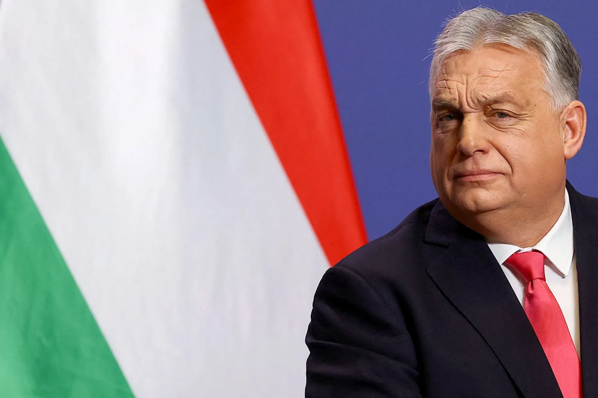 رئيس وزراء المجر، فيكتور أوربان، يظهر في مؤتمر صحفي مع العلم المجري خلفه، معبراً عن موقفه من السياسة الأوروبية والعلاقات مع ترامب.