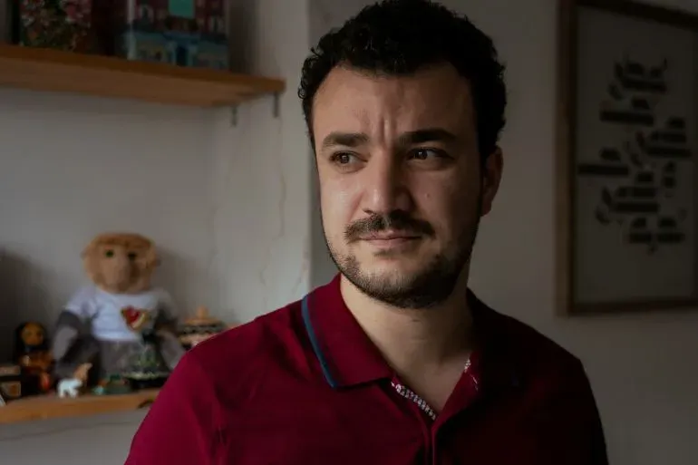 محمود خليل، ناشط فلسطيني، يظهر في صورة تعبيرية أثناء حديثه عن قضيته القانونية ضد إدارة ترامب بسبب احتجازه التعسفي.