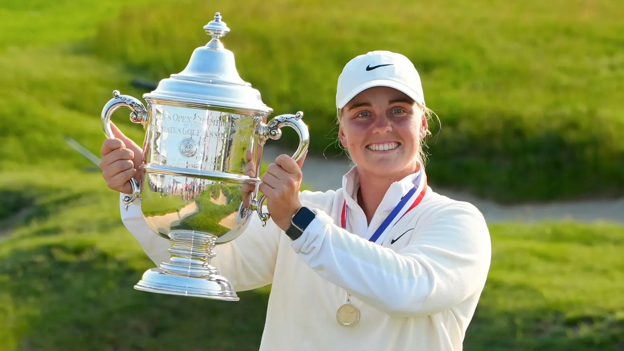 مايا ستارك، بطلة أمريكا المفتوحة للسيدات، تحمل الكأس بفخر بعد فوزها التاريخي في إيرين هيلز، ويسكونسن.