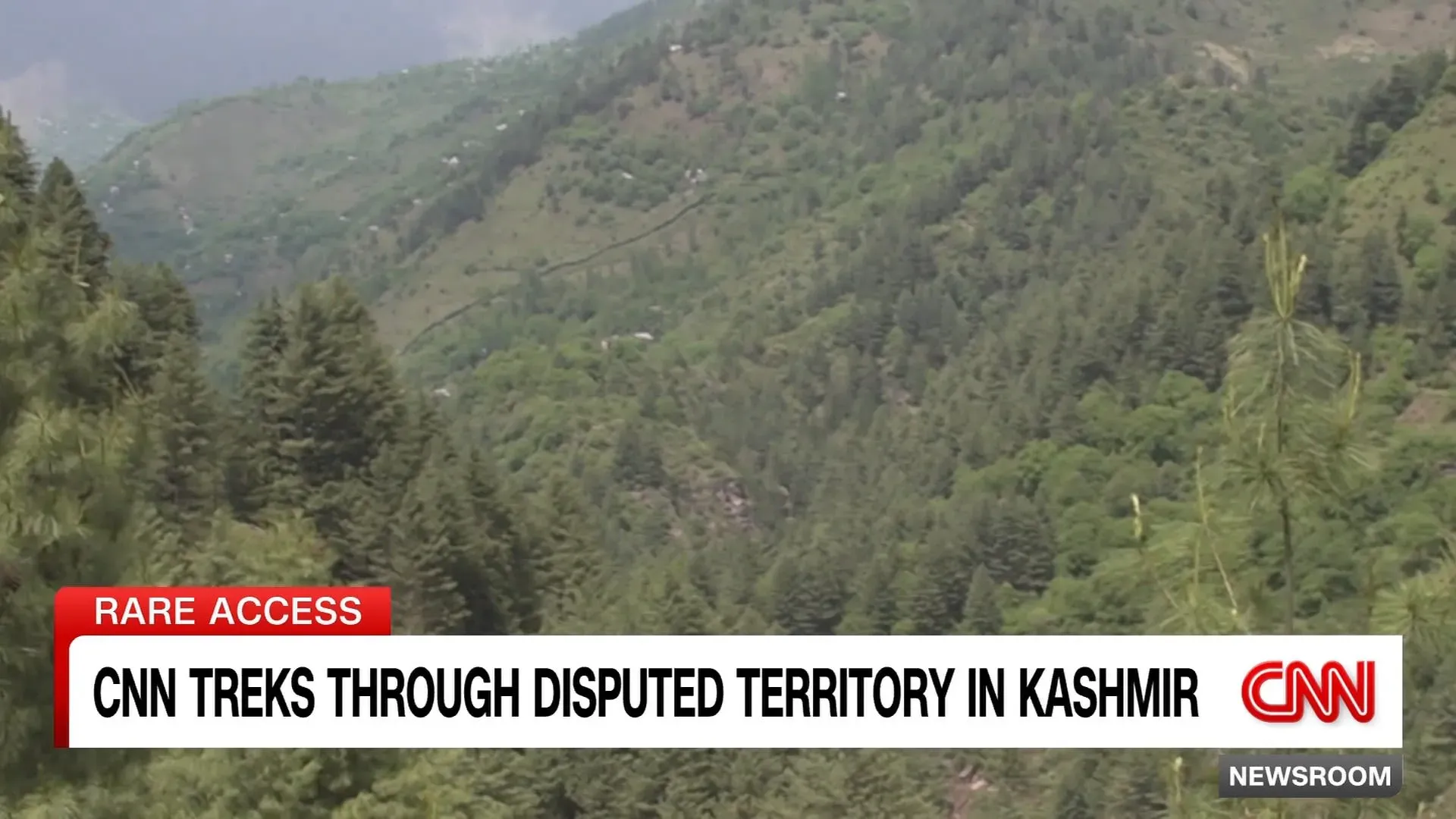 تسلق فريق CNN عبر أراضٍ متنازع عليها في كشمير، موضحًا التوترات الجيوسياسية بين الهند وباكستان وتأثيرها على السفر.