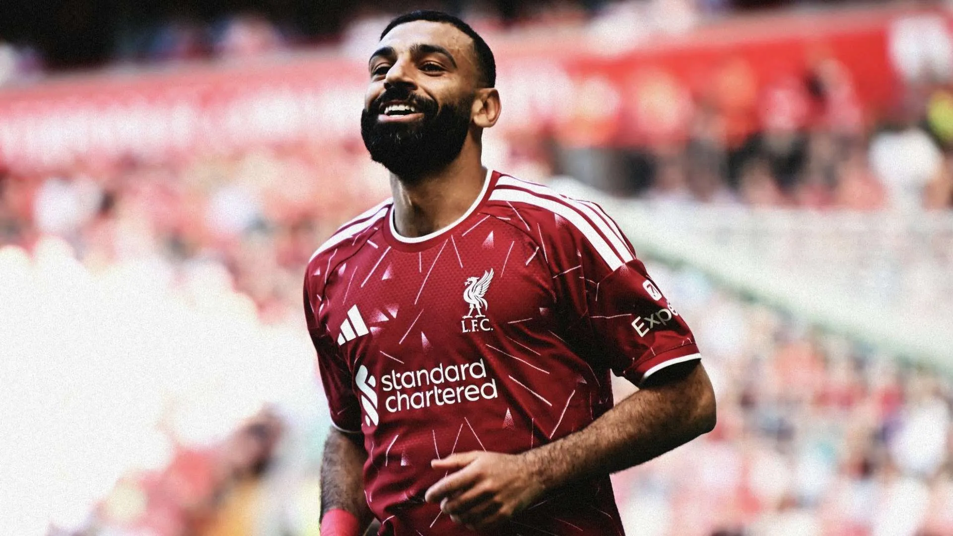 محمد صلاح لاعب ليفربول يبتسم أثناء مباراة، مع توقعات انتقاله إلى بشيكتاش بعد تخفيض عمولة وكيله المالية.