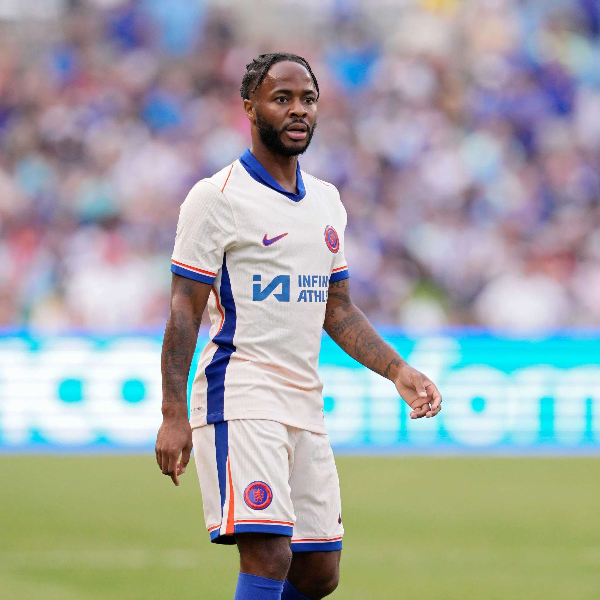 لاعب تشيلسي راheem Sterling يرتدي الزي الرسمي الأبيض مع شعار النادي، في مباراة ضمن استعدادات الموسم الجديد 2026-2027.