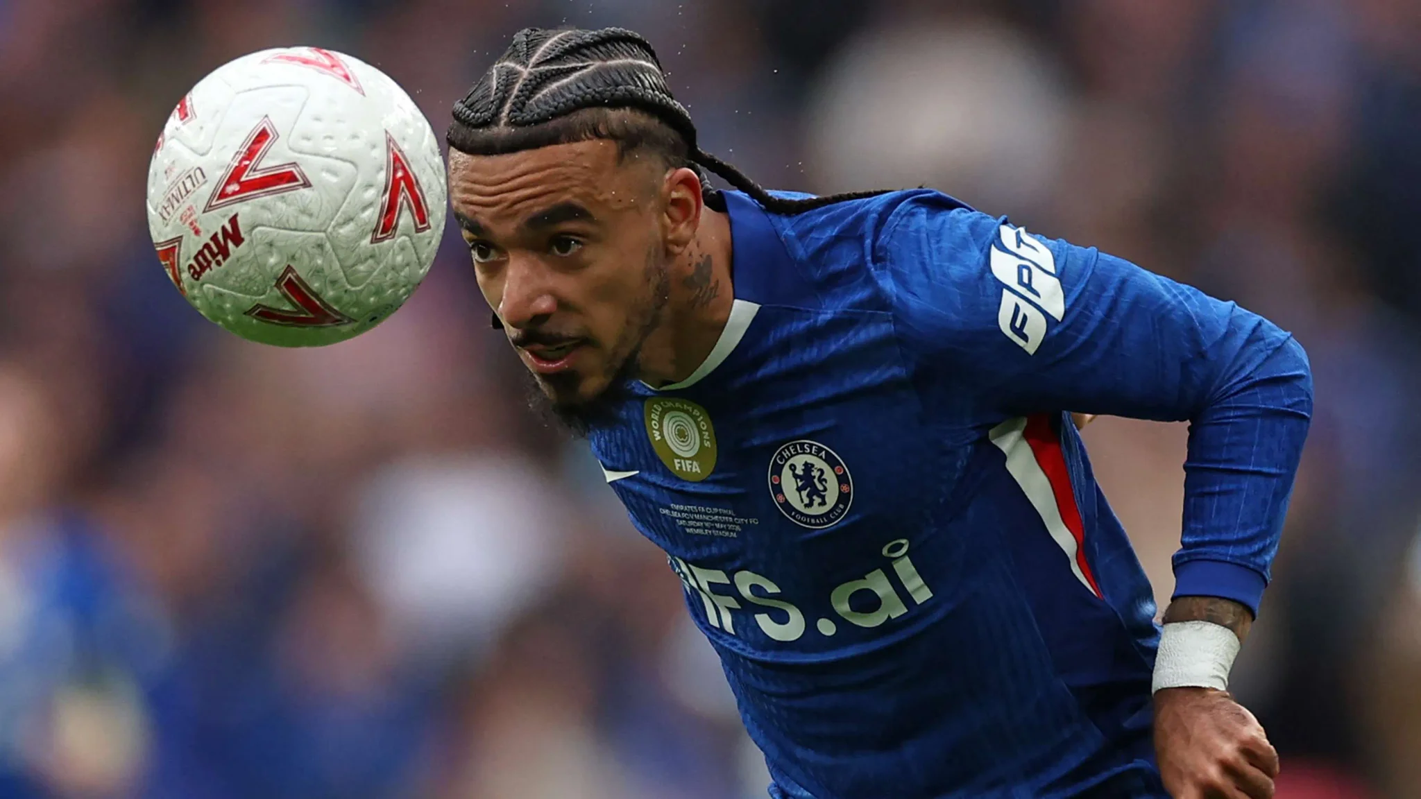 لاعب تشيلسي يرتدي زي الفريق الأزرق يركز على كرة القدم أثناء مباراة في الدوري الإنجليزي الممتاز موسم 2026-2027.