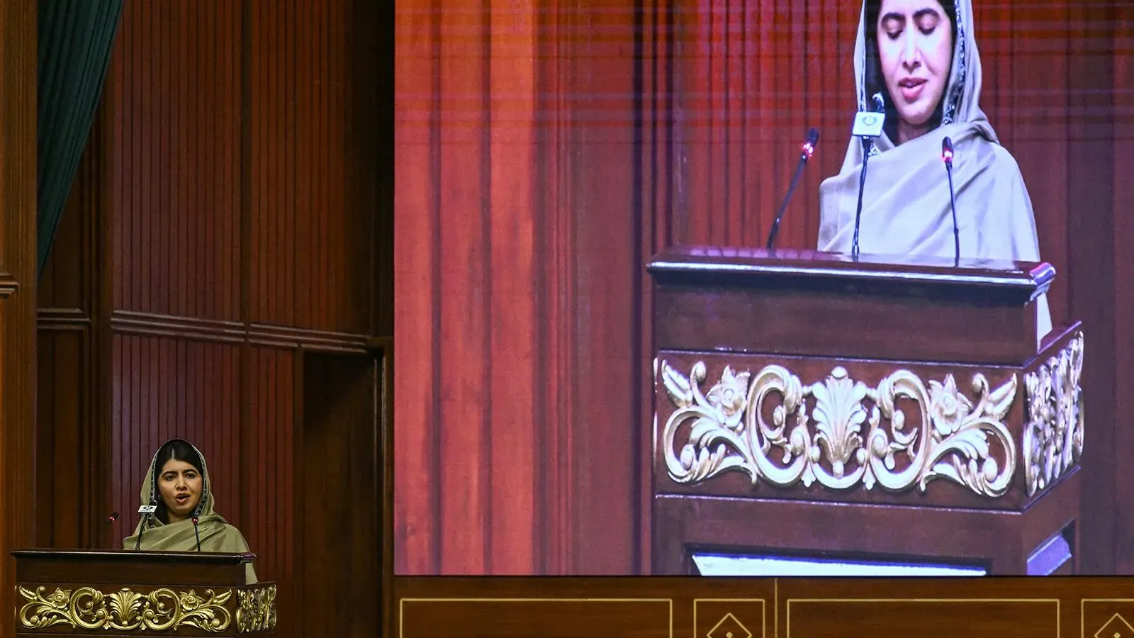 ملالا يوسفزاي تلقي خطابًا في قمة تعليم الفتيات بإسلام أباد، تدعو القادة المسلمين لدعم حقوق النساء ومواجهة سياسات طالبان.