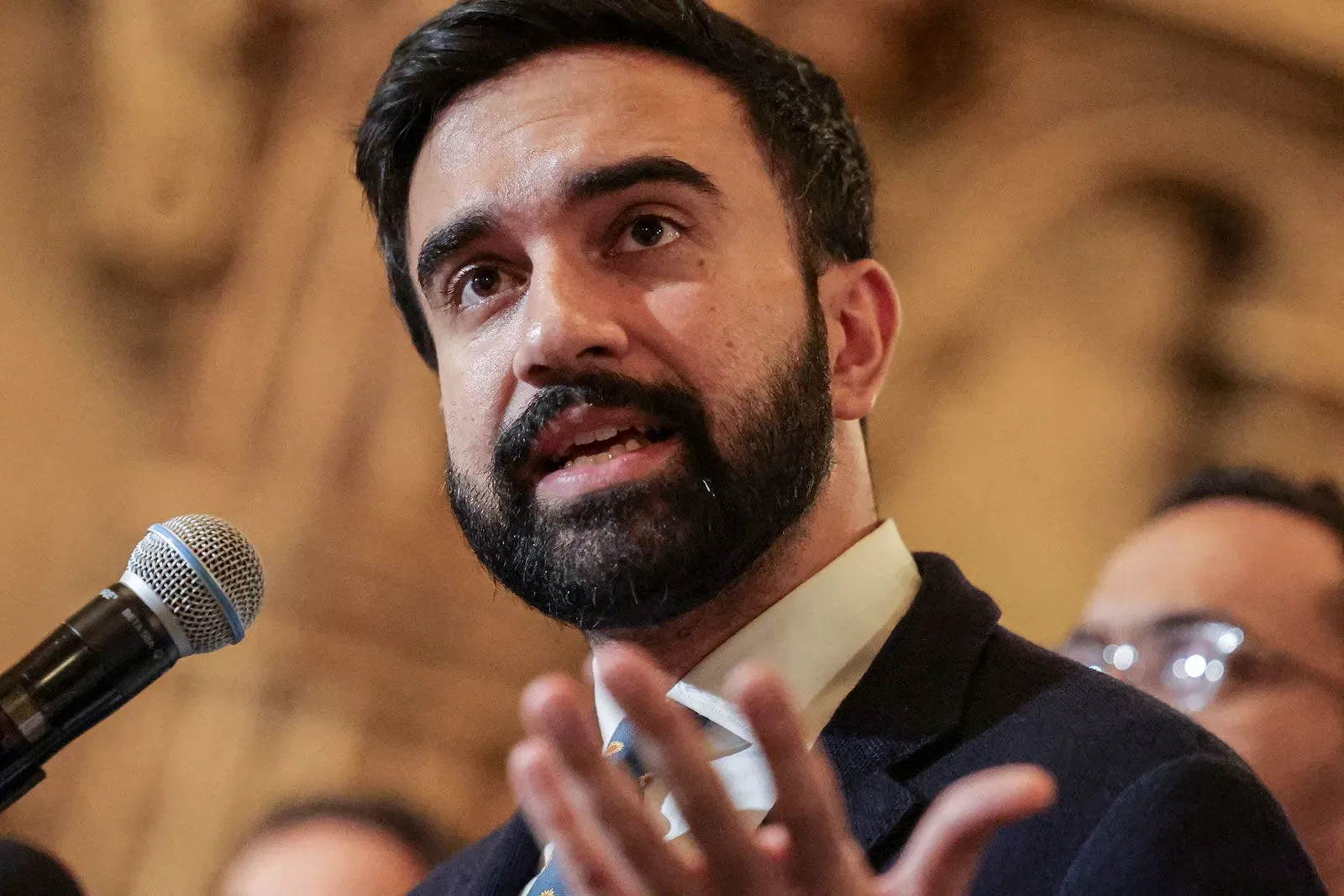 زهران ممداني يتحدث خلال مؤتمر صحفي، مع التركيز على قضايا السلامة العامة وتمويل الشرطة في نيويورك بعد حادثة إطلاق نار.