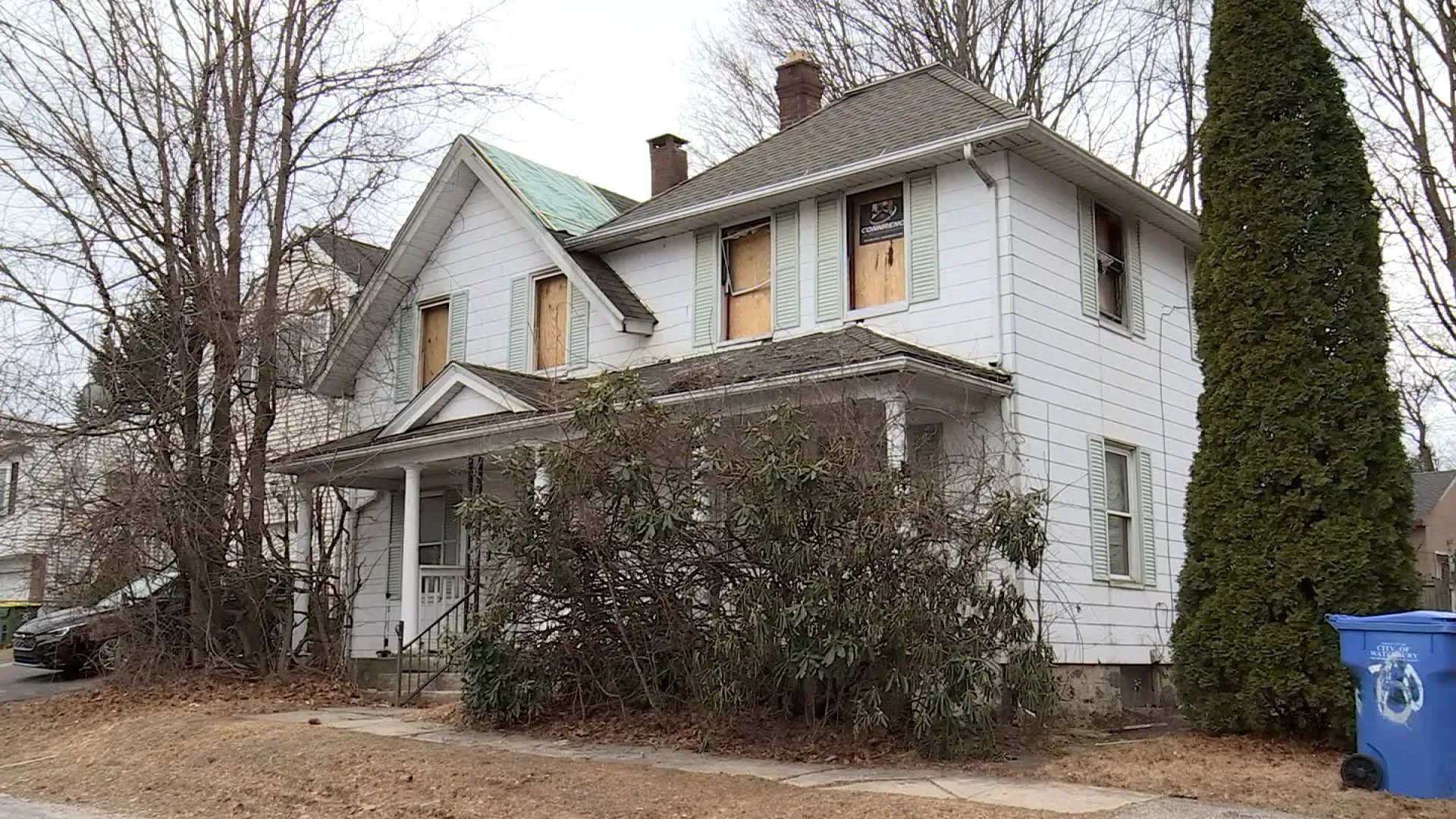 منزل محترق في واتربيري، كونيتيكت، مع نوافذ محجوبة وأشجار حوله، حيث شهد حادثة احتجاز رجل لأكثر من 20 عامًا.