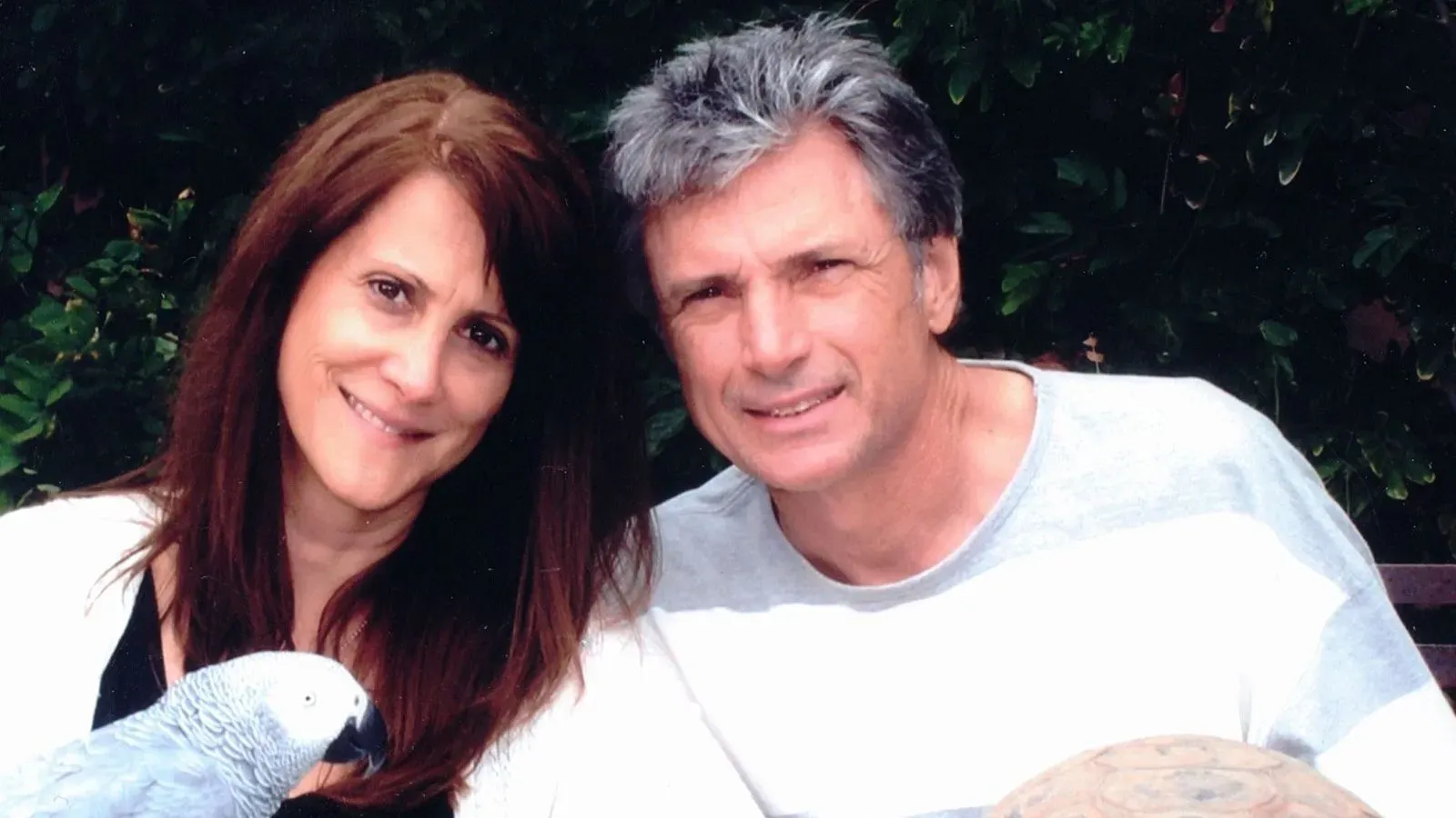 صورة لروبن كاي وزوجها توماس ديلوكا، اللذين قُتلا في منزلهما بلوس أنجلوس، مع تفاصيل عن حياتهم المهنية.