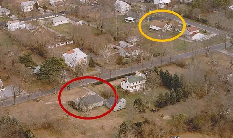 صورة جوية توضح موقع منزل إدنا شوبرت (بالدائرة الحمراء) مقارنة بمنازل الجيران، مما يعكس تفاصيل جريمة القتل التي هزت المجتمع.