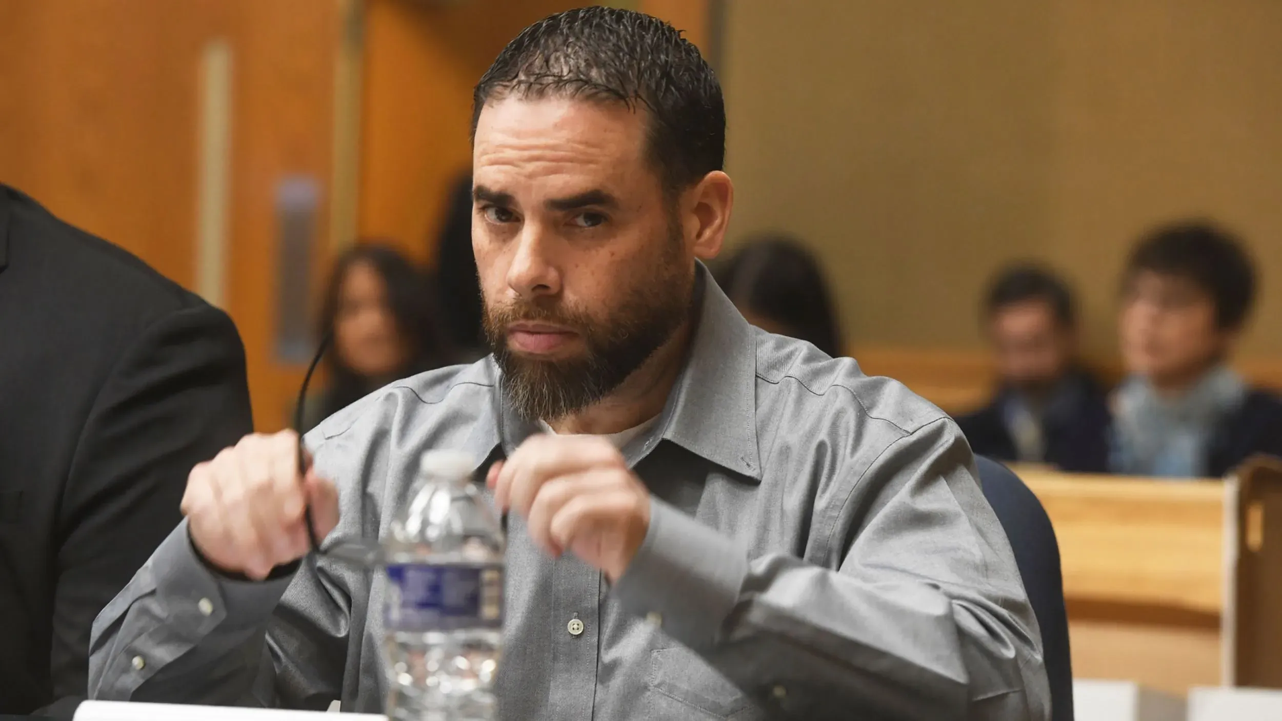 خوسيه موراليس، المدان بتهمة قتل كريستين هولواي، يجلس في قاعة المحكمة خلال المحاكمة، مع التركيز على أدلة القضية.