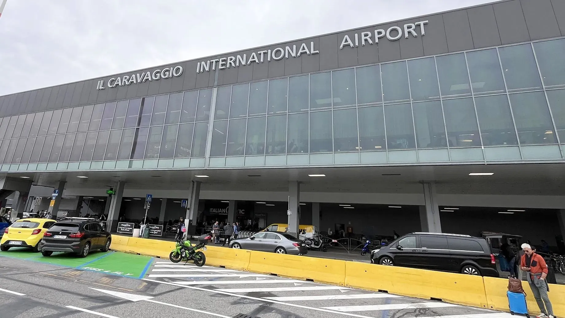 مطار إيل كارافاجيو الدولي في ميلانو، حيث وقعت حادثة مؤسفة أدت إلى وفاة شخص بعد أن تم امتصاصه في محرك طائرة.