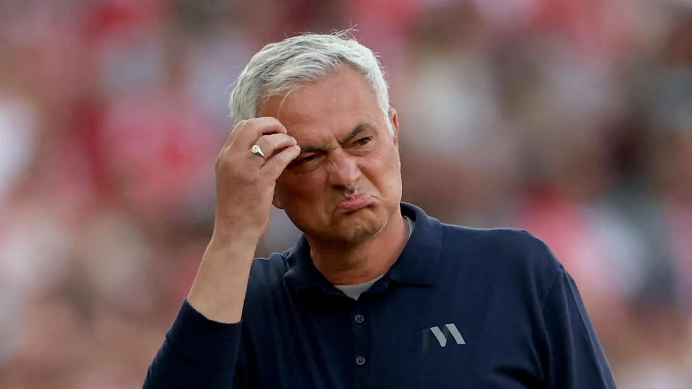 جوزيه مورينيو مدرب ريال مدريد يظهر بتعبير حائر خلال مباراة، مع تأثيره في تجديد عقد تشواميني حتى 2031.