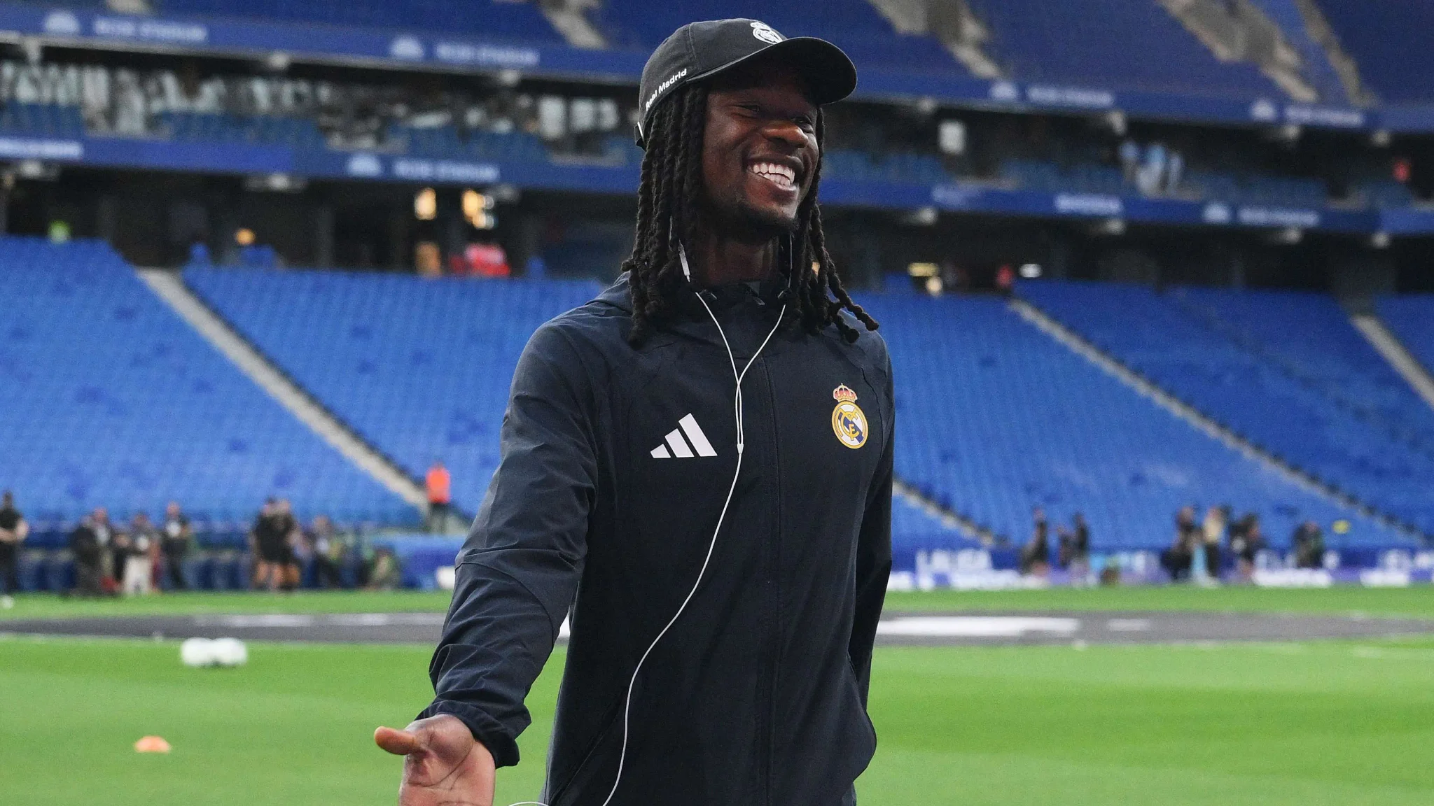 إدواردو كامافينغا لاعب وسط ريال مدريد يبتسم في ملعب سانتياغو برنابيو قبل مباراة، وسط اهتمام مانشستر يونايتد بالتعاقد معه.