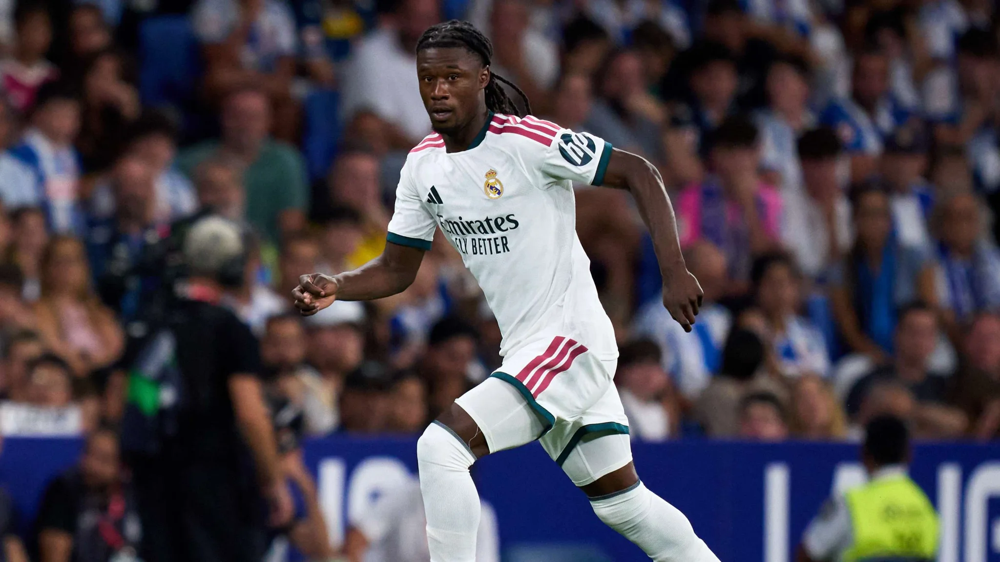 إدواردو كامافينغا لاعب وسط ريال مدريد في مباراة لكرة القدم، مع احتمالية انتقاله إلى مانشستر يونايتد لتعزيز خط الوسط.