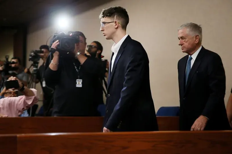 الشاب باتريك كروسيوس يدخل قاعة المحكمة، محاطاً بالصحفيين، حيث يواجه تهم القتل العمد بعد هجومه العنصري في إل باسو.