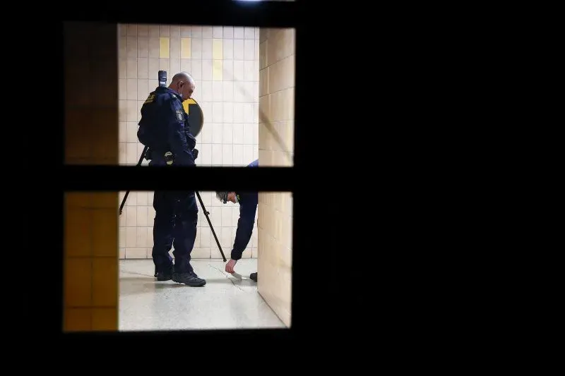 تحقيقات الشرطة في موقع مقتل سلوان موميكا، مع ضباط يعملون على جمع الأدلة في ستوكهولم.