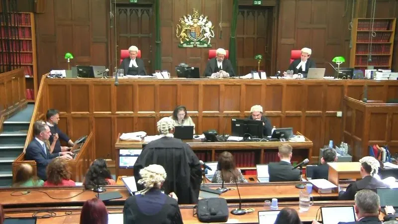 قاعة المحكمة حيث تم إلغاء إدانة بيتر سوليفان، مع وجود القضاة والمحامين أثناء جلسة الاستماع التاريخية.