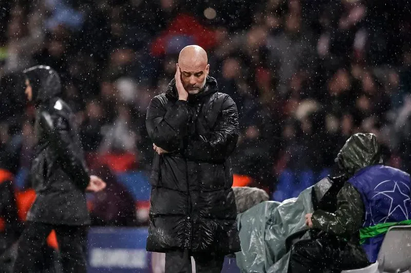 بيب جوارديولا، مدرب مانشستر سيتي، يبدو حزينا ومتفكرا أثناء هزيمته 4-2 أمام باريس سان جيرمان في دوري أبطال أوروبا.