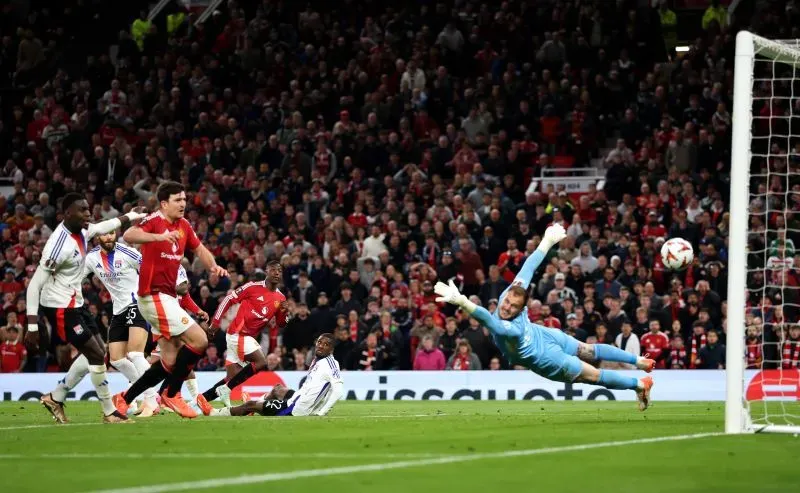 هدف هاري ماغواير في الدقيقة 120 يمنح مانشستر يونايتد التعادل في مباراة مثيرة ضد ليون، وسط احتفالات جماهيرية في أولد ترافورد.