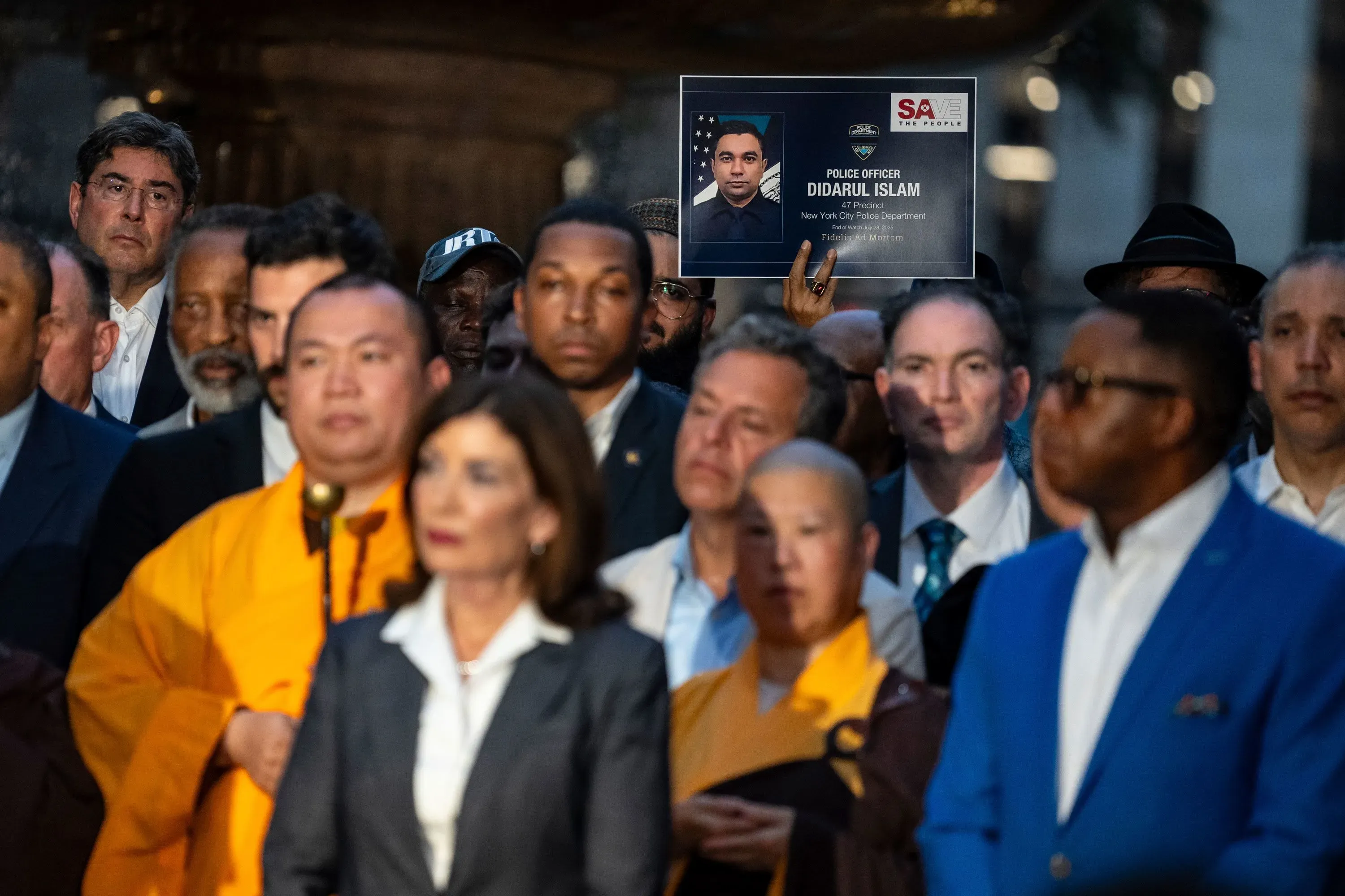 تجمع حشد من المشيعين في حديقة براينت بارك لتكريم ضابط الشرطة ديدارول إسلام، الذي قُتل في حادث إطلاق نار جماعي في نيويورك.
