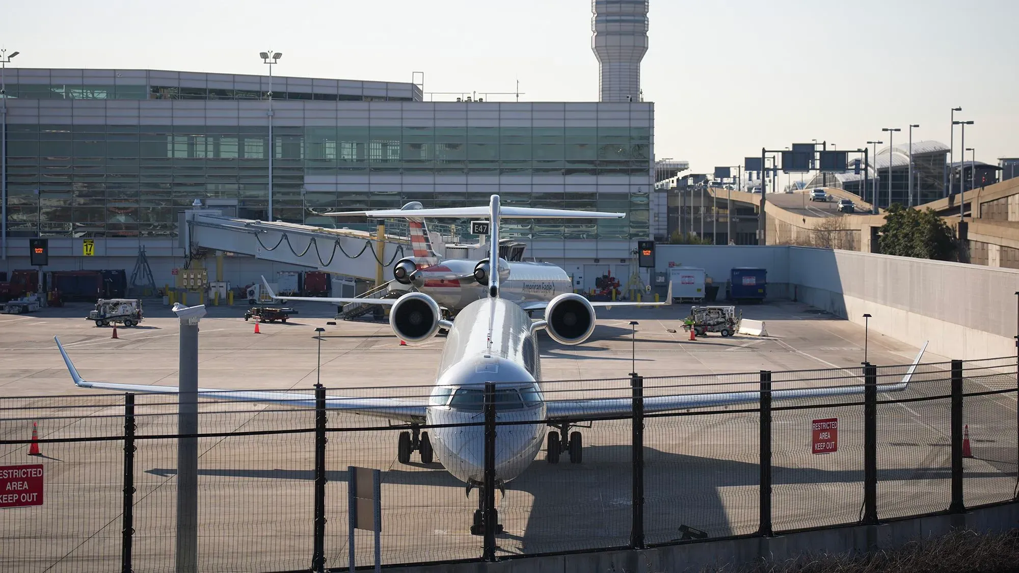 طائرة إقليمية متوقفة في مطار، مع مبنى المطار في الخلفية، تعكس أهمية هذه الطائرات في شبكة النقل الجوي الأمريكية.