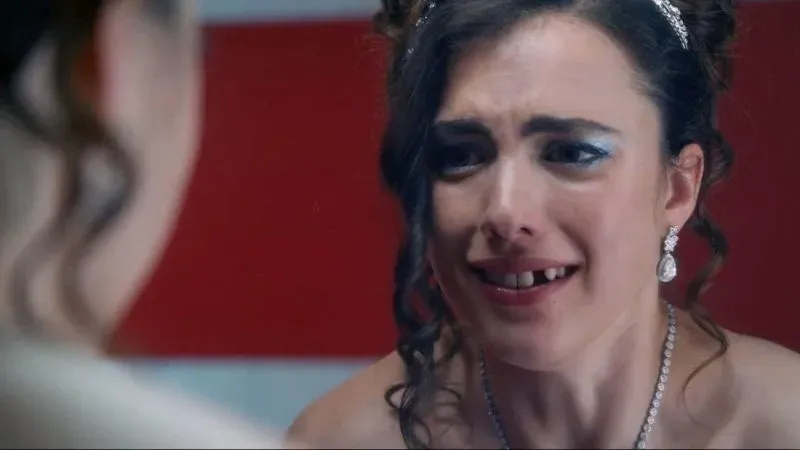 مارغريت كوالي تظهر بتعبير قلق في مشهد من فيلم \"The Substance\"، حيث تعكس تجاربها مع الأطراف الاصطناعية وتأثيرها على بشرتها.