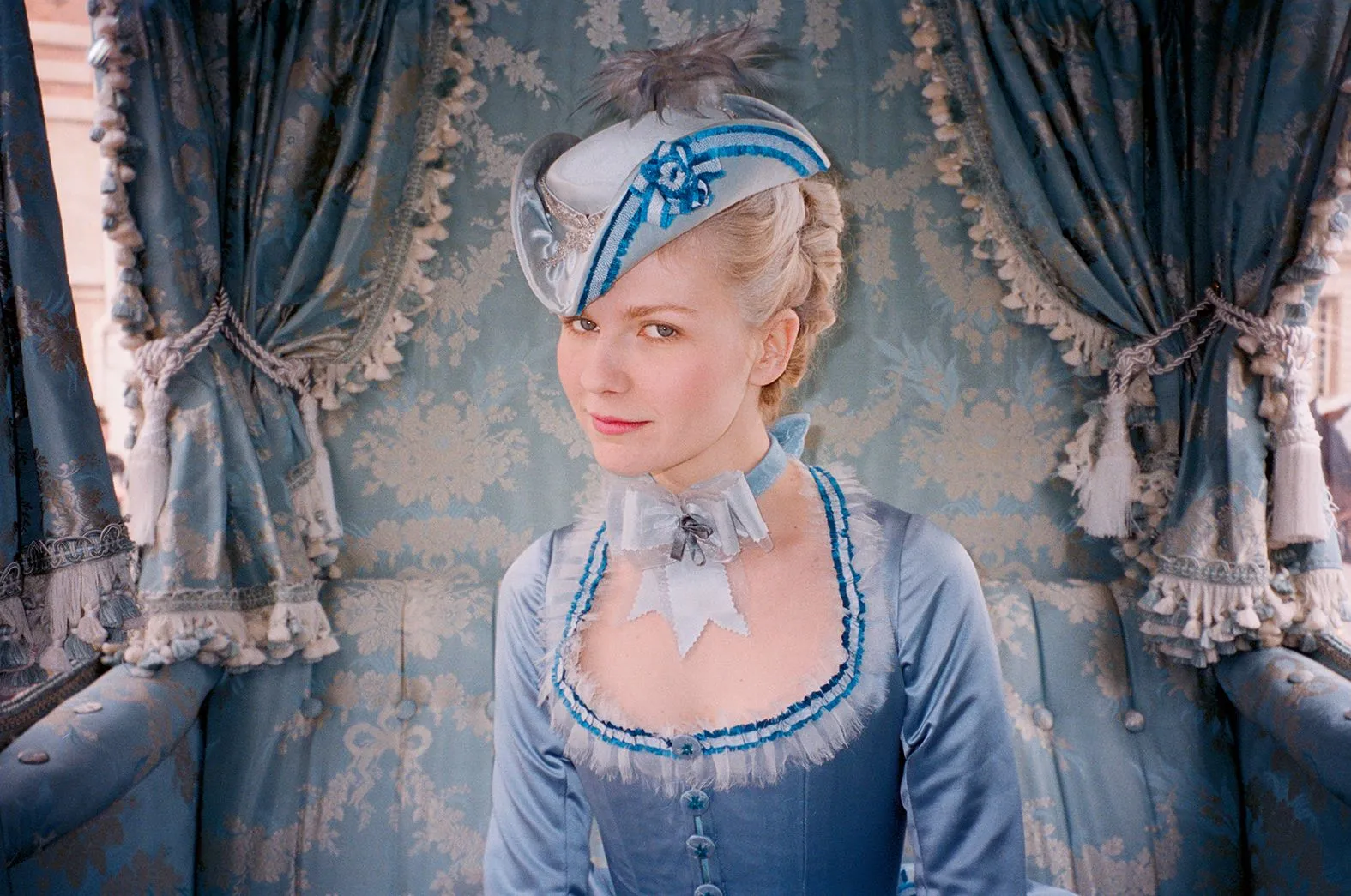 كيرستن دنست بزي تاريخي أزرق من فيلم "Marie Antoinette" لسوفيا كوبولا، يعكس أزياء ميلينا كانونيرو الحائزة على الأوسكار.