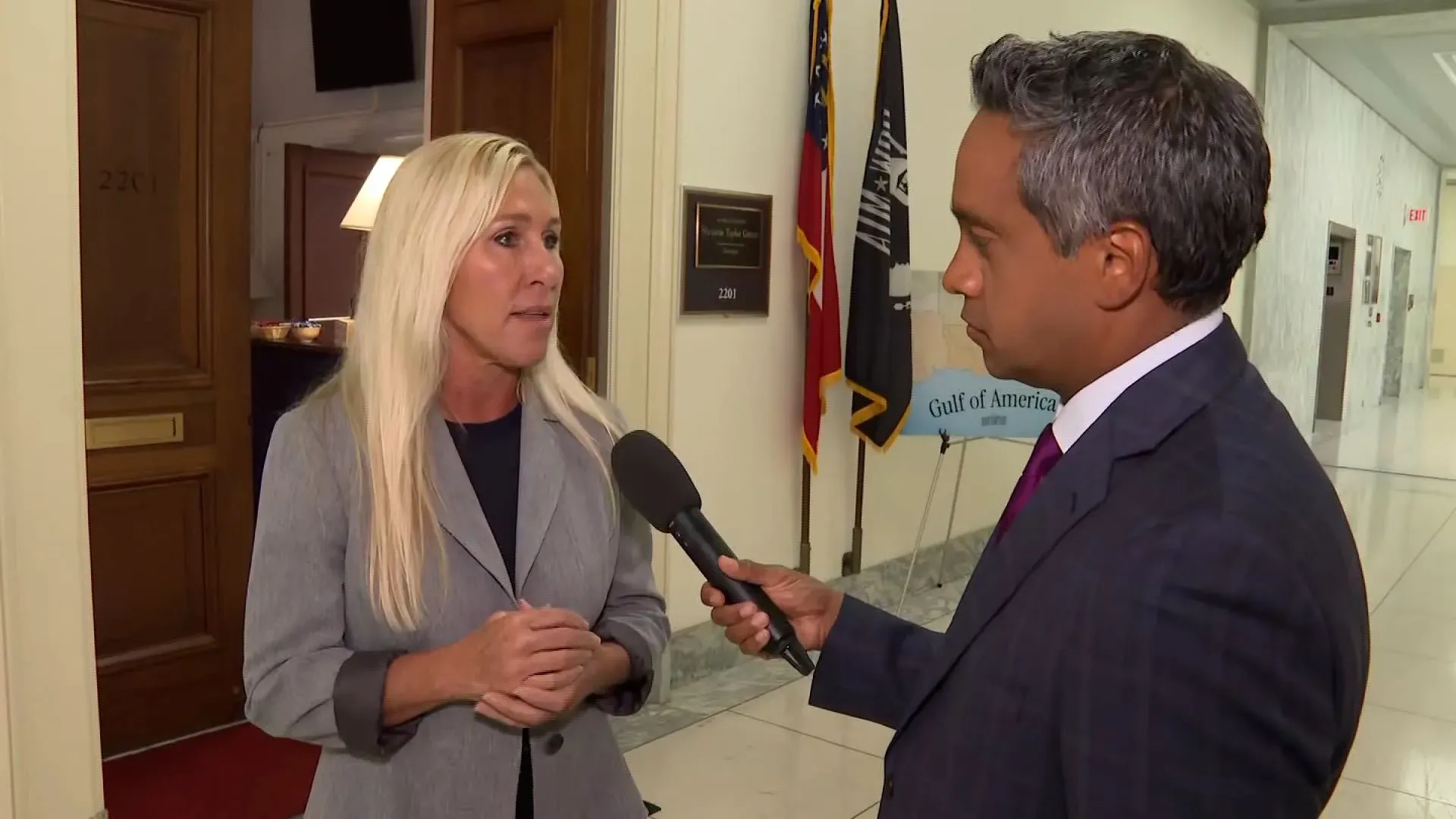 مقابلة مع النائبة مارجوري تايلور جرين، حيث تناقش انقسام الحزب الجمهوري حول التدخل في إيران وموقفها المعارض للحروب الخارجية.