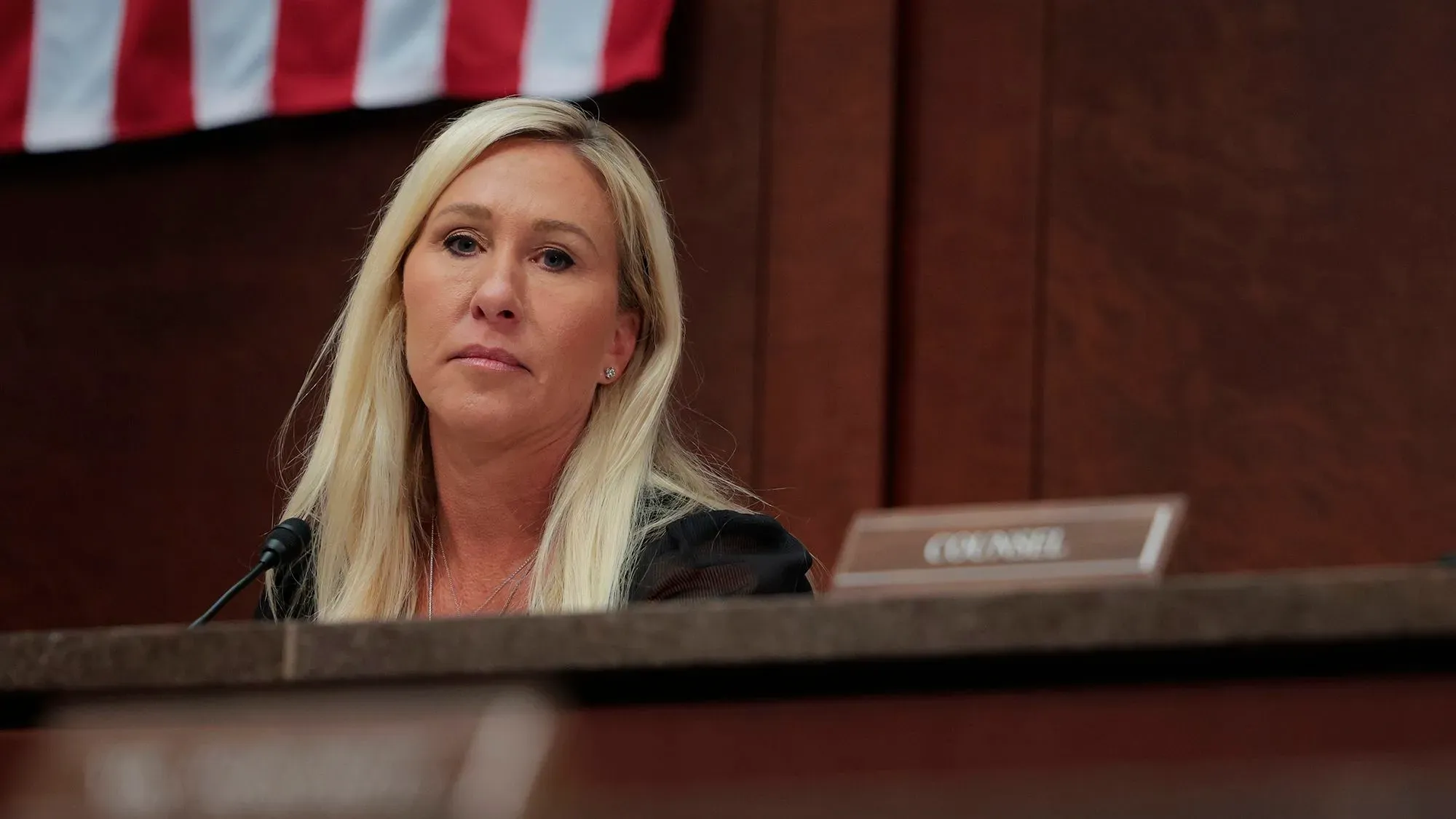 النائبة مارجوري تايلور غرين أثناء جلسة استماع حول تمويل PBS وNPR، حيث تتناول الاتهامات بالتحيز وتأثير الإعلام المحلي.