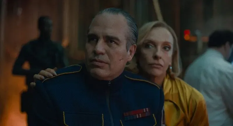 مارك روفالو وتوني كوليت يجسدون شخصيات سياسية في فيلم "ميكي 17"، مع أجواء درامية تعكس التوترات الإنسانية في الفضاء.