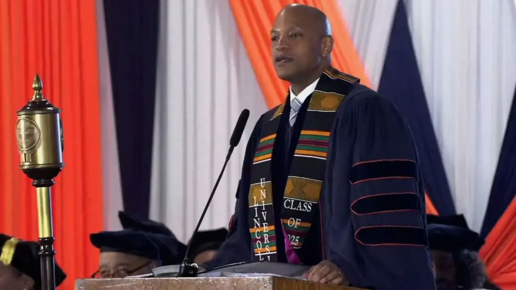 الحاكم ويس مور يلقي خطابًا مؤثرًا في حفل تخرج جامعة لينكولن، مع التركيز على الوحدة الوطنية وخدمة المجتمع.