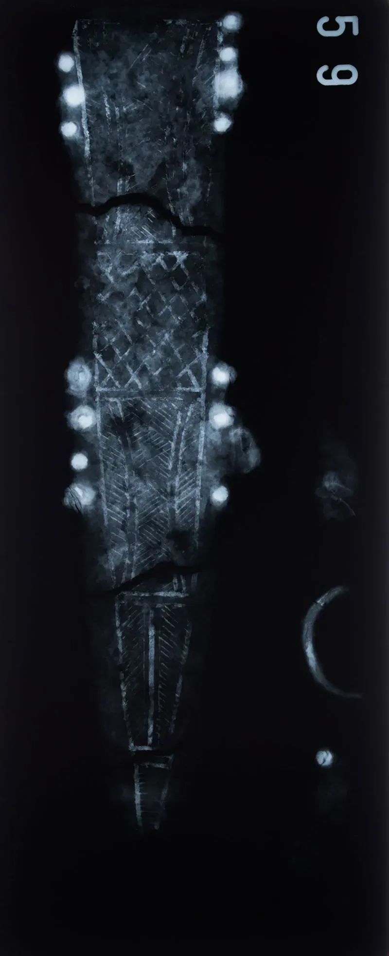 رسم توضيحي يظهر غمد خنجر حديدي قديم مزخرف بتفاصيل رومانية، يعود تاريخه إلى القرن الأول أو الثاني الميلادي.