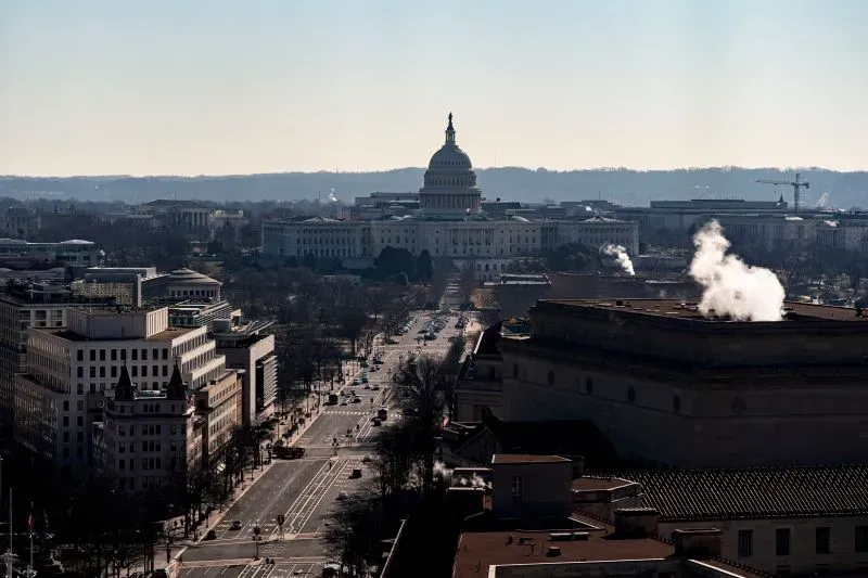 منظر لمدينة واشنطن العاصمة، مع مبنى الكابيتول في الخلفية، وشوارع فارغة تشير إلى تأثير تسريحات الحكومة الفيدرالية.