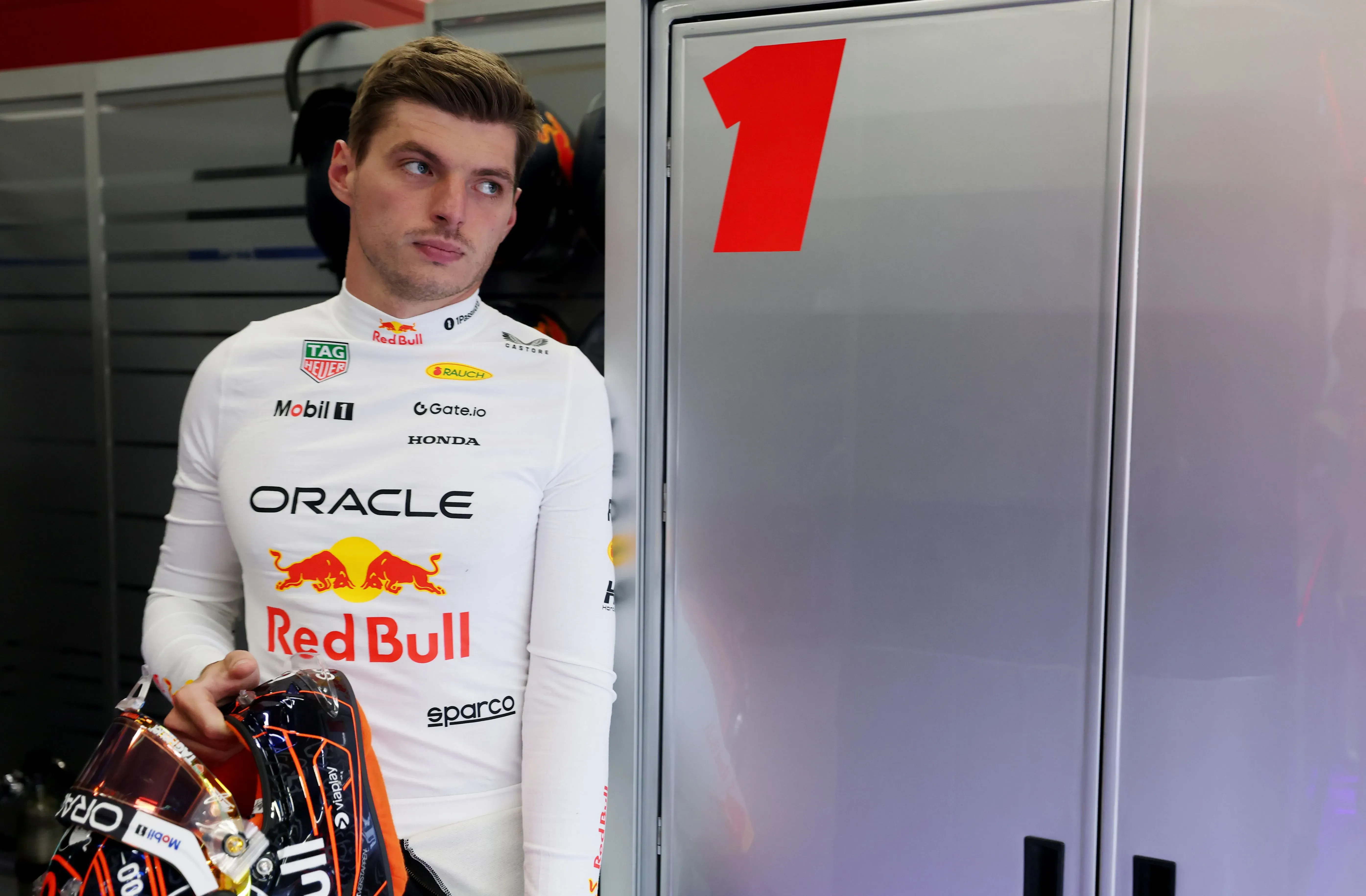 ماكس فيرشتابن، سائق ريد بُل، يقف بجانب خزانته قبل سباق جائزة المجر الكبرى، مؤكدًا استمراره مع الفريق حتى 2026.