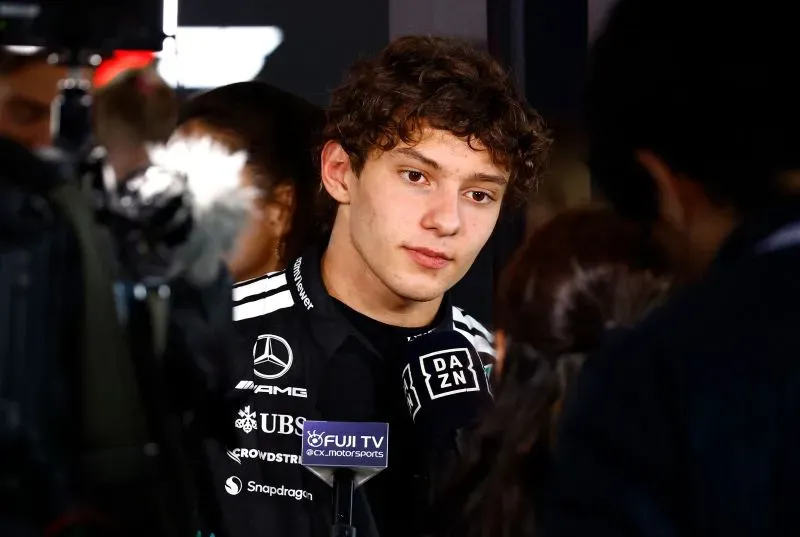 أندريا كيمي أنتونيلي، سائق مرسيدس، يتحدث إلى وسائل الإعلام بعد تحقيقه أسرع لفة في سباق جائزة اليابان الكبرى، ليصبح أصغر سائق يحقق هذا الإنجاز.