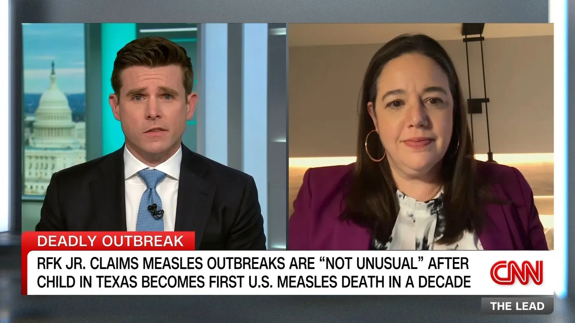 تظهر الصورة مقابلة تلفزيونية تتناول تفشي الحصبة في تكساس، مع التركيز على تصريحات حول خطورة الوضع الصحي.