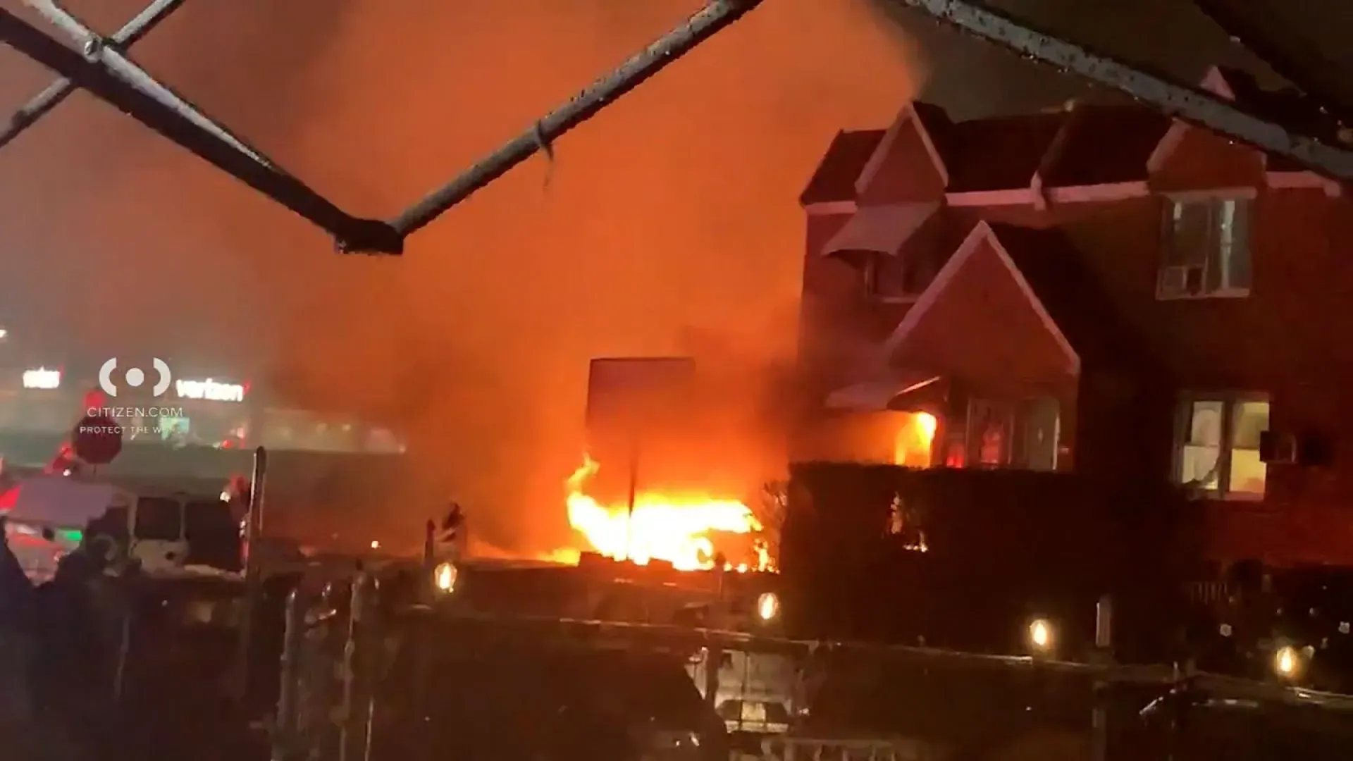 شهادة عن تحطم طائرة إخلاء طبي ذات محركين في شمال شرق فيلادلفيا، حيث ظهرت ألسنة اللهب والدخان الكثيف قرب المنازل.