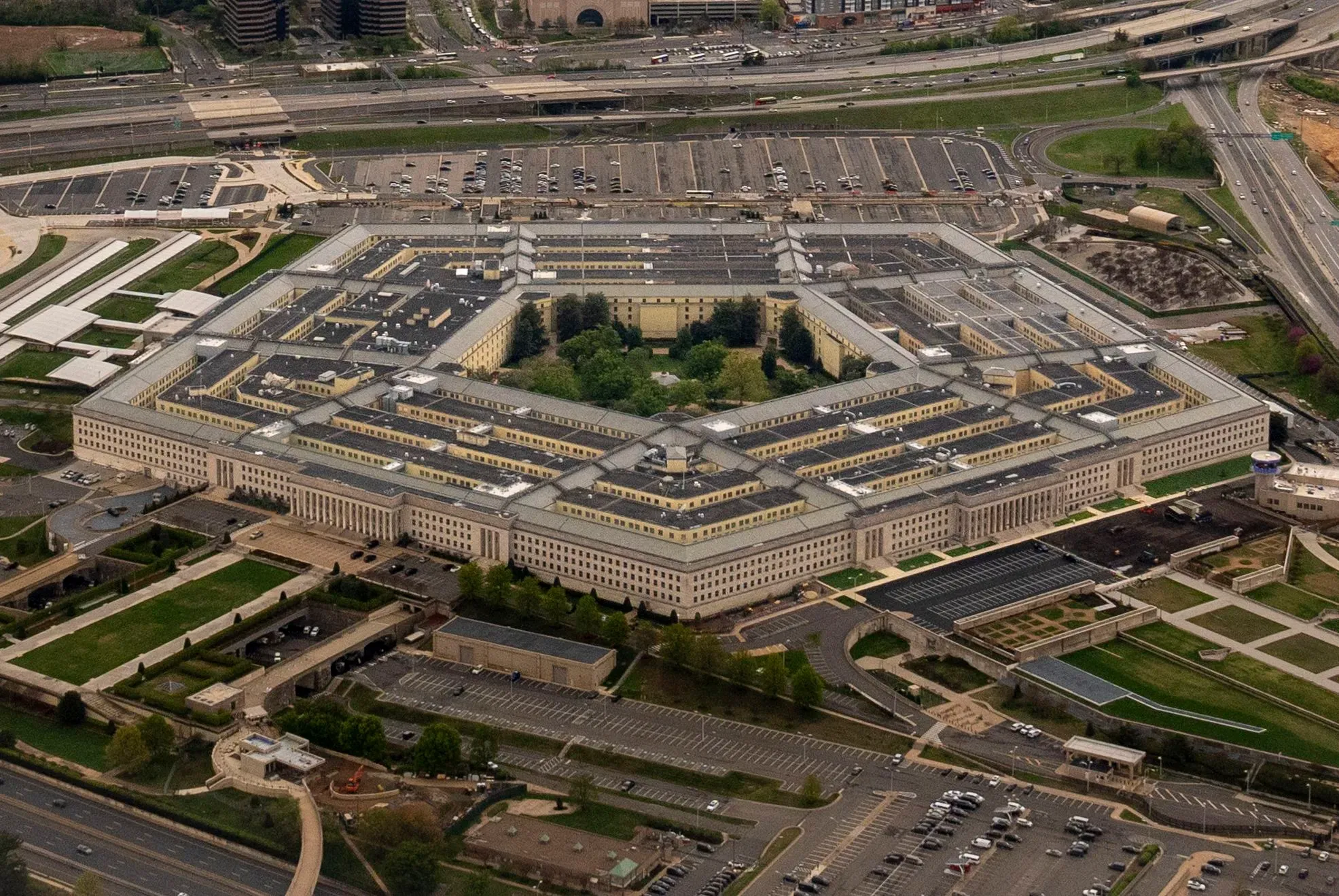 صورة جوية لمبنى البنتاغون، تظهر تصميمه المعماري الفريد والمساحات المحيطة به، في سياق النقاش حول القيود الجديدة على الصحافة.